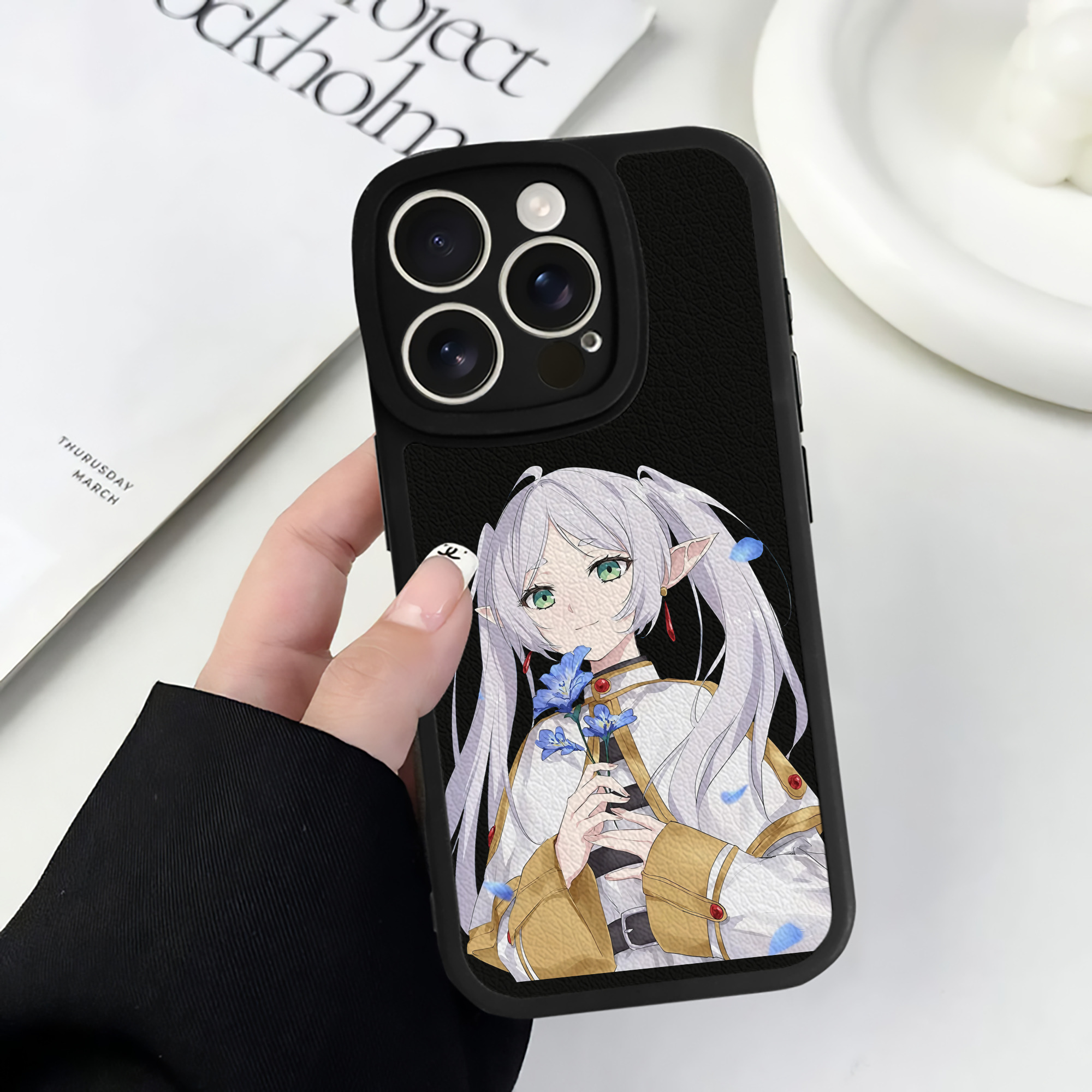 （画像用） 葬送のフリーレン Frieren 【iPhone 16シリーズ対応】シリコンスマホケース（レザー調） 材質：シリコン